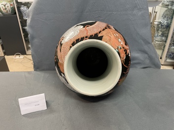 Un vase de forme bouteille en porcelaine de Chine famille noire &agrave; d&eacute;cor de dragons, 19&egrave;me
