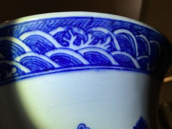 Een grote Chinese blauw-witte 'hu' vaas met florale slingers, Qianlong merk, 19e eeuw