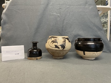 Deux vases et un bol en gr&egrave;s porcelaineux de type Cizhou, Chine, Song et Ming