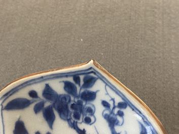 Un rare plat en forme de lotus en porcelaine de Chine en bleu et blanc &agrave; d&eacute;cor d'un l&eacute;opard, Kangxi