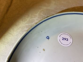 Een Chinees blauw-wit ko-sometsuke bord met ossen voor de Japanse markt, Tianqi