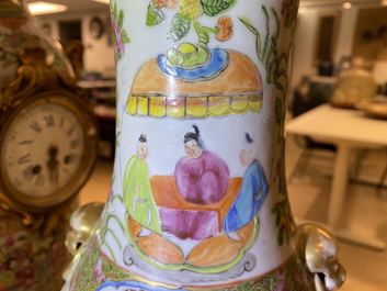 Une garniture de trois pi&egrave;ces en porcelaine de Chine famille rose de Canton mont&eacute;e en pendule en bronze dor&eacute;, 19&egrave;me