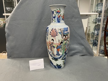 Un vase en porcelaine de Chine wucai &agrave; d&eacute;cor figuratif, 19&egrave;me