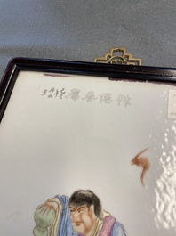 Une plaque en porcelaine de Chine famille rose figurant Liu Hai et le crapaud, 19&egrave;me