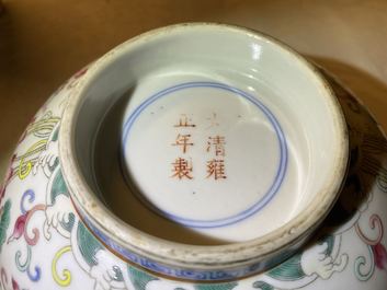 Un bol en porcelaine de Chine famille rose, marque de Yongzheng, 19/20&egrave;me