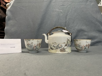 A Chinese qianjiang cai teapot and two cups and saucers, 19/20th C.