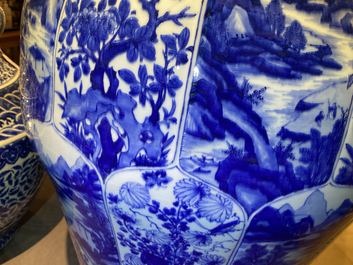 Un tr&egrave;s grand vase en porcelaine de Chine en bleu et blanc, Kangxi