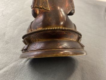 Une figure d'un lama en bronze dor&eacute;, Sino-Tibet, 18/19&egrave;me