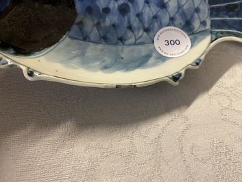 Une coupe en forme de carpe en porcelaine de Chine en bleu et blanc de type ko-sometsuke pour le march&eacute; japonais, Tianqi