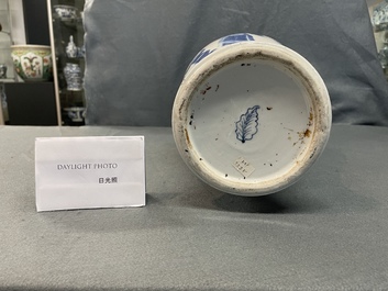 Un vase de forme yenyen en porcelaine de Chine en bleu et blanc, 19&egrave;me