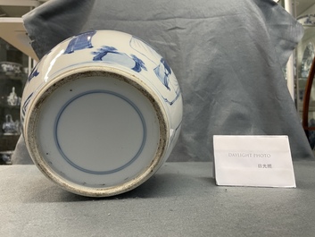 Un pot en porcelaine de Chine en bleu et blanc &agrave; d&eacute;cor figuratif, 19&egrave;me