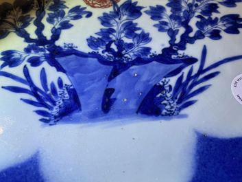 Un plat en porcelaine de Chine en bleu, blanc et rouge de cuivre sur fond bleu poudr&eacute;, Kangxi