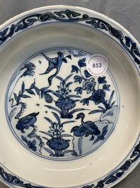 Une coupe en porcelaine de Chine en bleu et blanc &agrave; d&eacute;cor de canards, Wanli