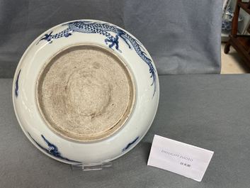 Un plat en porcelaine de Chine en bleu et blanc &agrave; d&eacute;cor d'un dragon, Yongzheng