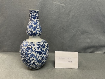 Un vase de forme double gourde en porcelaine de Chine en bleu et blanc, Kangxi