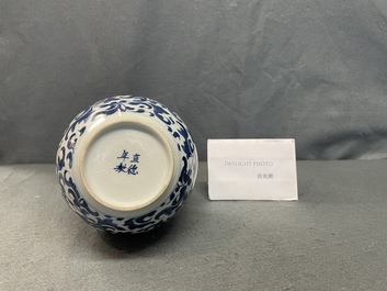 Un vase de forme double gourde en porcelaine de Chine en bleu et blanc, Kangxi