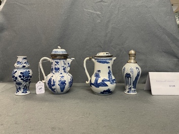 Deux verseuses couvertes et deux vases en porcelaine de Chine en bleu et blanc, Kangxi