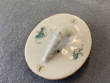 Une th&eacute;i&egrave;re couverte en forme de bambou en porcelaine de Chine famille rose, 19&egrave;me