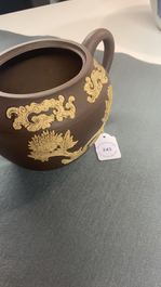 Een tweekleurige Chinese Yixing steengoed theepot met opgelegd floraal decor, Kangxi