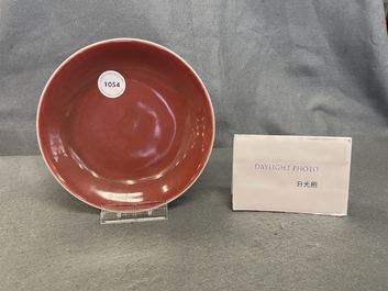 Une assiette en porcelaine de Chine rouge de cuivre monochrome, marque et &eacute;poque de Qianlong