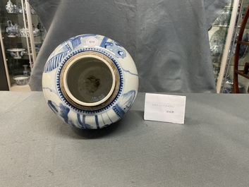 Un pot en porcelaine de Chine en bleu et blanc &agrave; d&eacute;cor figuratif, 19&egrave;me