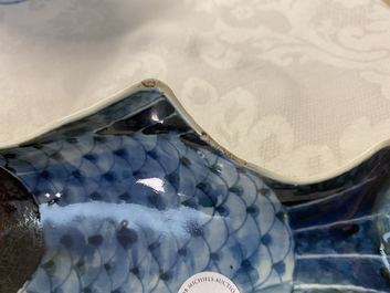 Een Chinese blauw-witte ko-sometsuke schotel in de vorm van een karper voor de Japanse markt, Tianqi