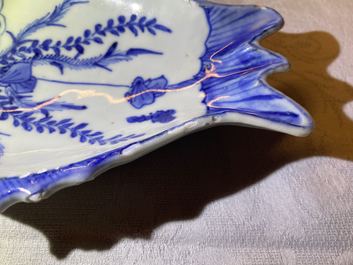 Een Chinese blauw-witte ko-sometsuke schotel in de vorm van twee vissen voor de Japanse markt, Tianqi