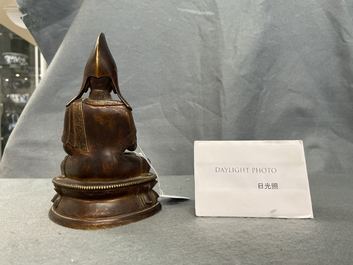 Une figure d'un lama en bronze dor&eacute;, Sino-Tibet, 18/19&egrave;me