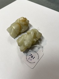 Twee Chinese celadon jade figuren van jongens, 19/20e eeuw