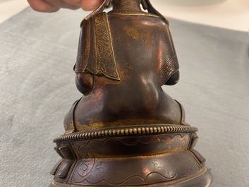 Une figure d'un lama en bronze dor&eacute;, Sino-Tibet, 18/19&egrave;me