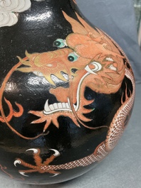 Un vase de forme bouteille en porcelaine de Chine famille noire &agrave; d&eacute;cor de dragons, 19&egrave;me