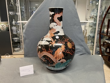 Un vase de forme bouteille en porcelaine de Chine famille noire &agrave; d&eacute;cor de dragons, 19&egrave;me