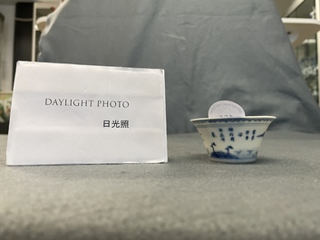 Une tasse &agrave; vin en porcelaine de Chine en bleu et blanc, Kangxi