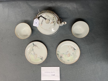 A Chinese qianjiang cai teapot and two cups and saucers, 19/20th C.