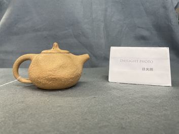 Een Chinese Yixing steengoed theepot met deksel, 18/19e eeuw