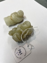 Twee Chinese celadon jade figuren van jongens, 19/20e eeuw