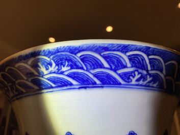 Een grote Chinese blauw-witte 'hu' vaas met florale slingers, Qianlong merk, 19e eeuw