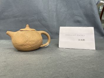 Een Chinese Yixing steengoed theepot met deksel, 18/19e eeuw