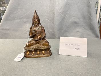 Une figure d'un lama en bronze dor&eacute;, Sino-Tibet, 18/19&egrave;me