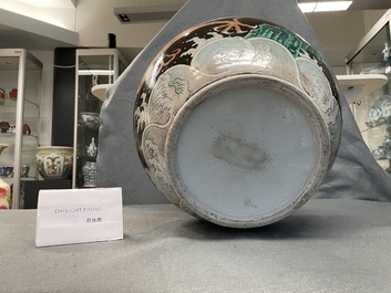 Un vase de forme bouteille en porcelaine de Chine famille noire &agrave; d&eacute;cor de dragons, 19&egrave;me