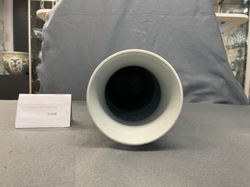 Un vase de forme rouleau en porcelaine de Chine en bleu et blanc, &eacute;poque Transition