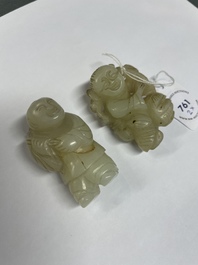 Deux figures de gar&ccedil;ons en jade c&eacute;ladon sculpt&eacute;, Chine, 19/20&egrave;me