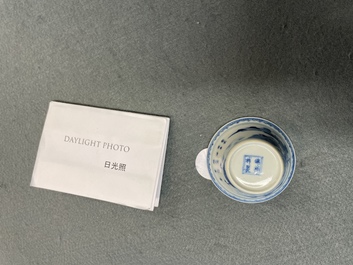 Une tasse &agrave; vin en porcelaine de Chine en bleu et blanc, Kangxi