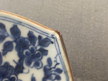 Un rare plat en forme de lotus en porcelaine de Chine en bleu et blanc &agrave; d&eacute;cor d'un l&eacute;opard, Kangxi