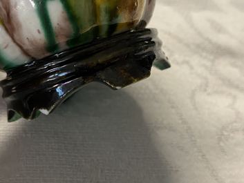 Deux lave-pinceaux en porcelaine de Chine &agrave; &eacute;mail sancai, Kangxi