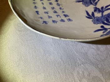 Een Chinees blauw-wit ko-sometsuke bord met een gedicht voor de Japanse markt, Tianqi