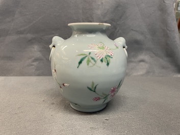 Un vase en porcelaine de Chine famille rose &agrave; fond bleu de lavande, marque de Yongzheng, 19/20&egrave;me