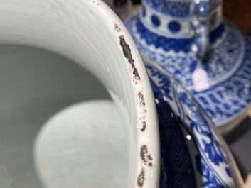Un tr&egrave;s grand vase en porcelaine de Chine en bleu et blanc, Kangxi