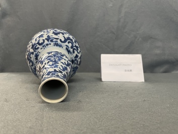 Un vase de forme double gourde en porcelaine de Chine en bleu et blanc, Kangxi