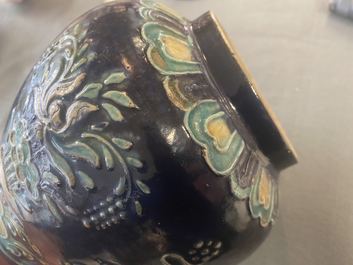 Un vase en porcelaine de Chine fahua &agrave; d&eacute;cor de canards mandarins, Ming